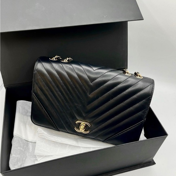 Authentic Chanel medium flapbag - like new with all accessories! - Picture 11 of 13